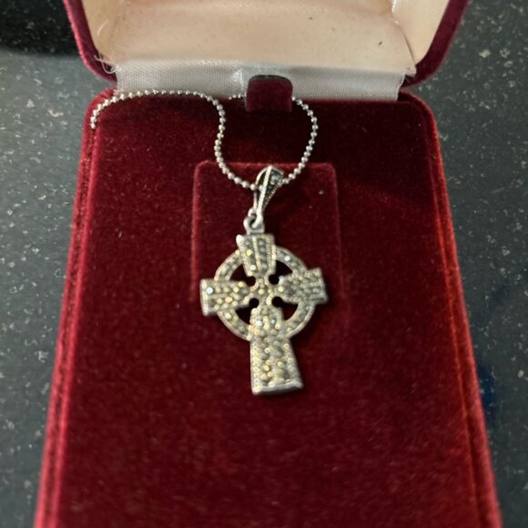 .925 sterling silver cross on 18K gold plated chain - Picture 4 of 5
